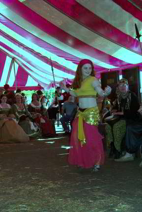 Closing Show / Pub Sing - dancers