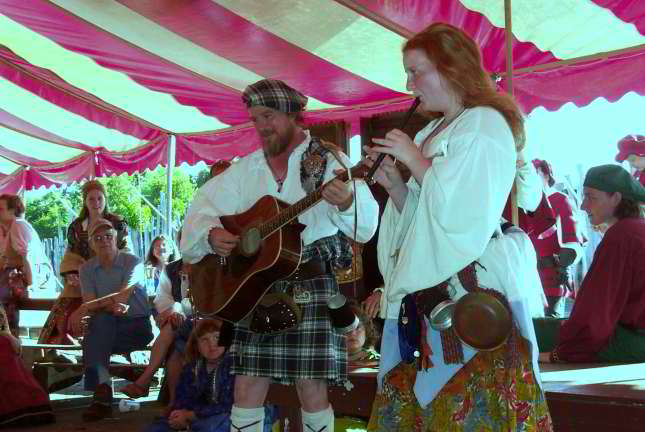 Closing Show / Pub Sing - Bruce the Bruce & Daughter