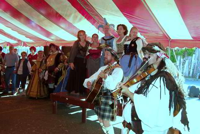 Closing Show / Pub Sing - Closing Song - Casteltons' Goodby - Bruce the Bruce and Cedric the Fiddler